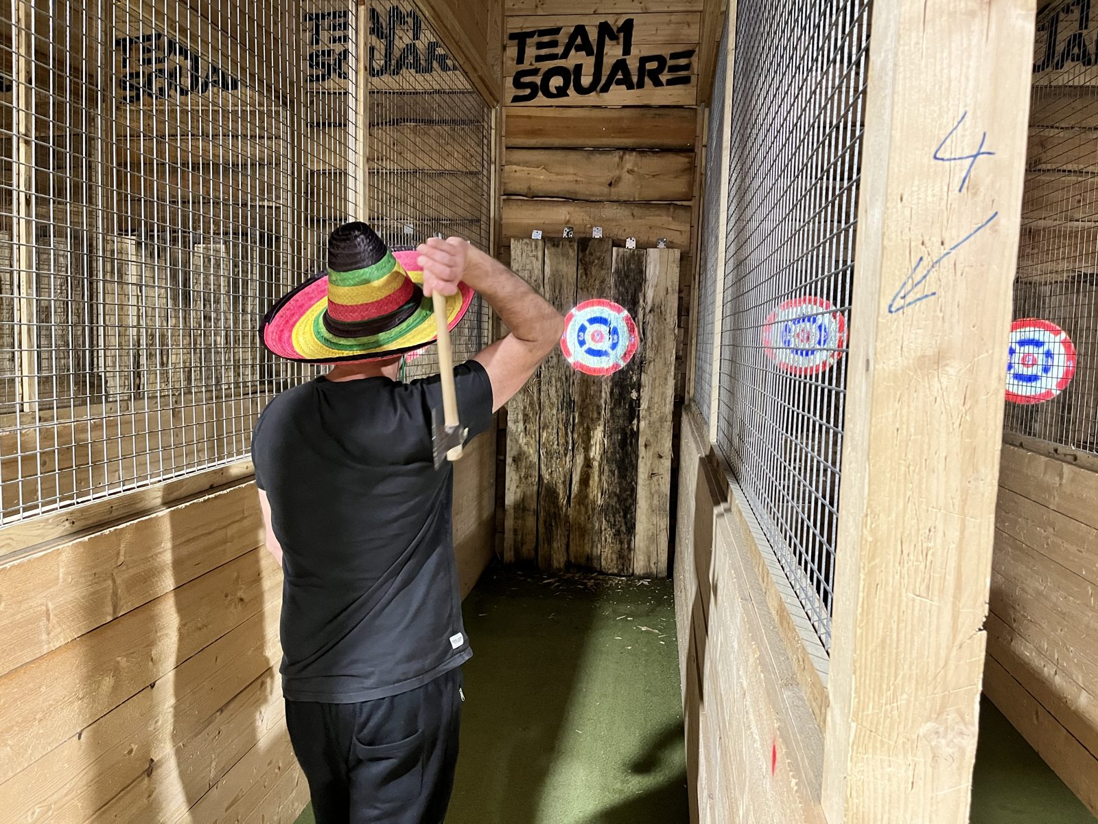 Lancer en cours dans un box de cibles en bois chez Team Square