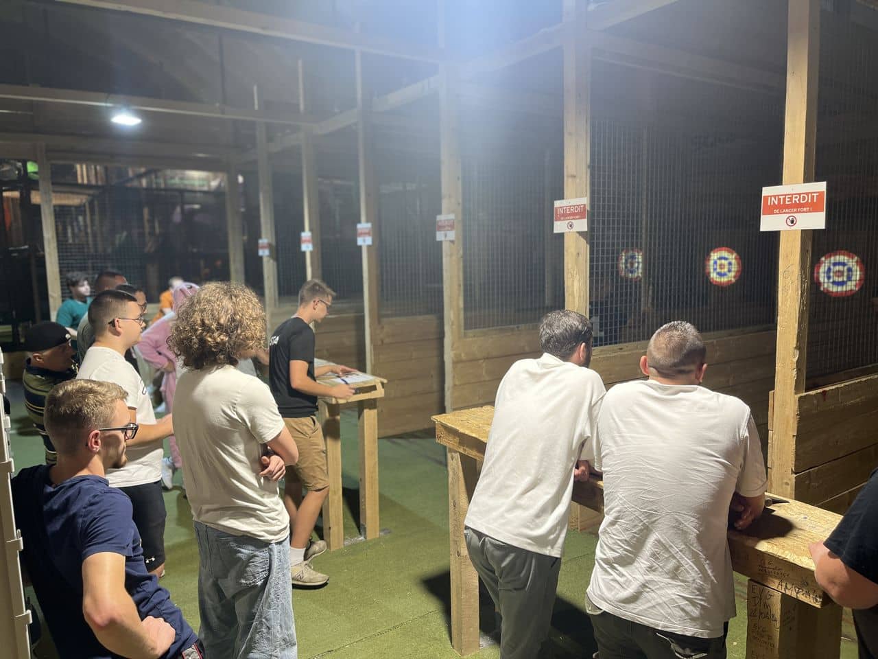 Anniversaire entre adultes à Arras : pourquoi choisir le lancer de hache